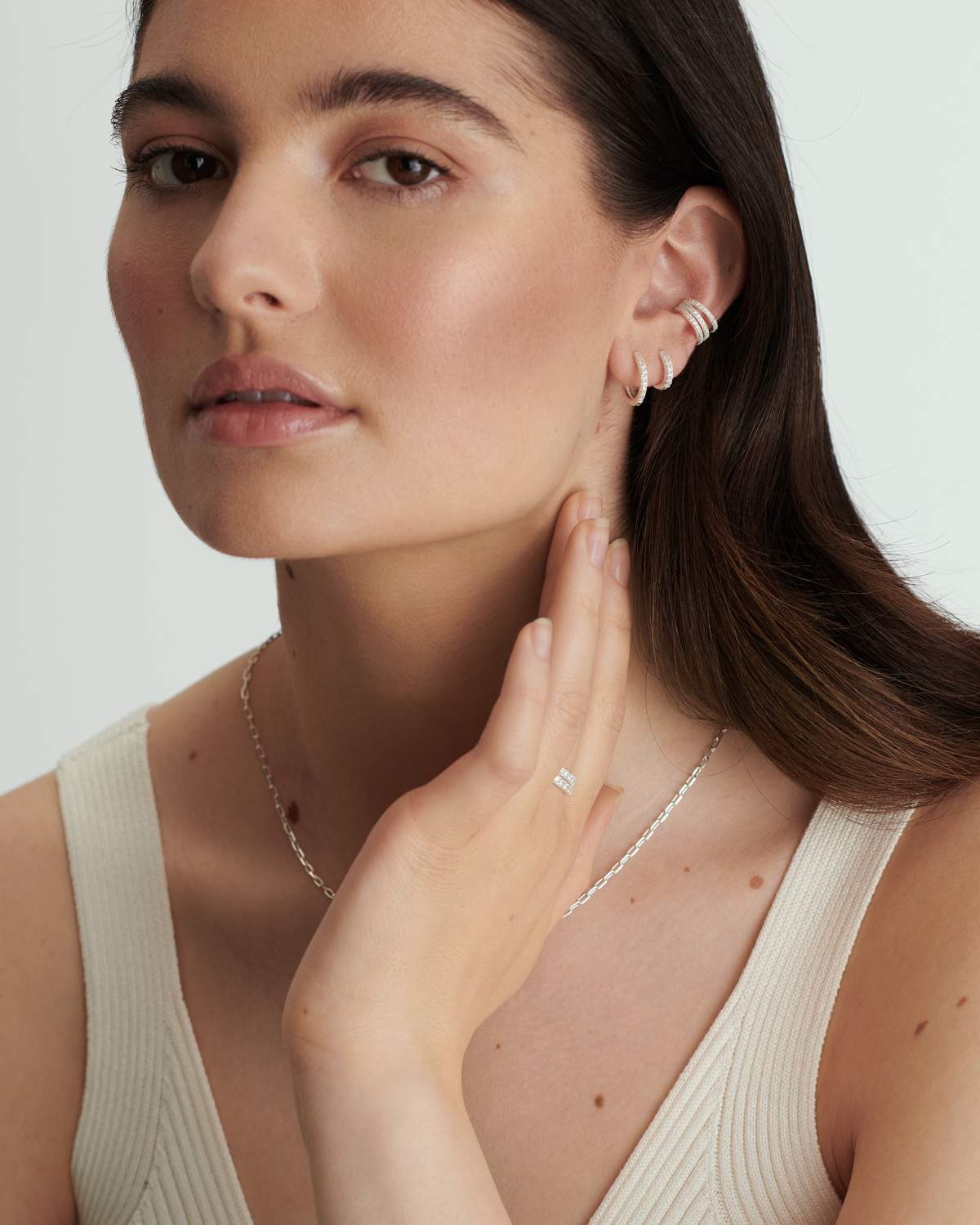 Manda - Winzige Pave Silber Huggies