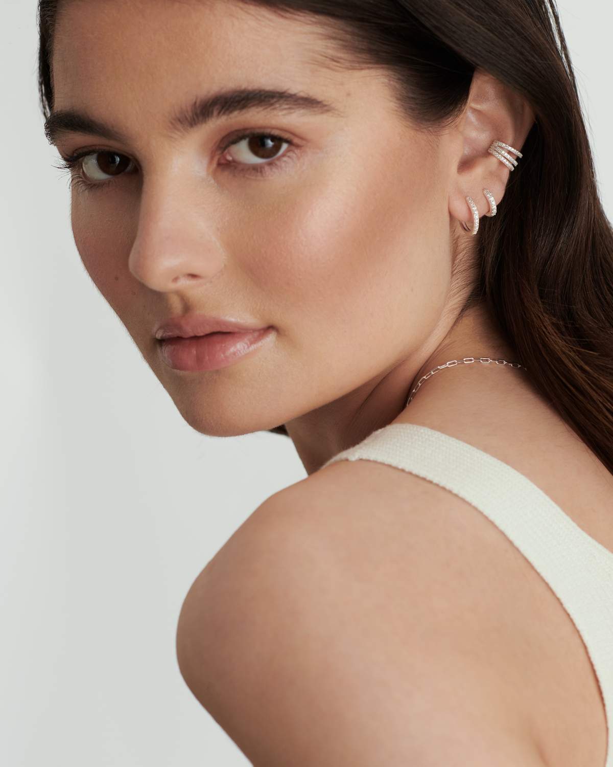 Manda - Winzige Pave Silber Huggies