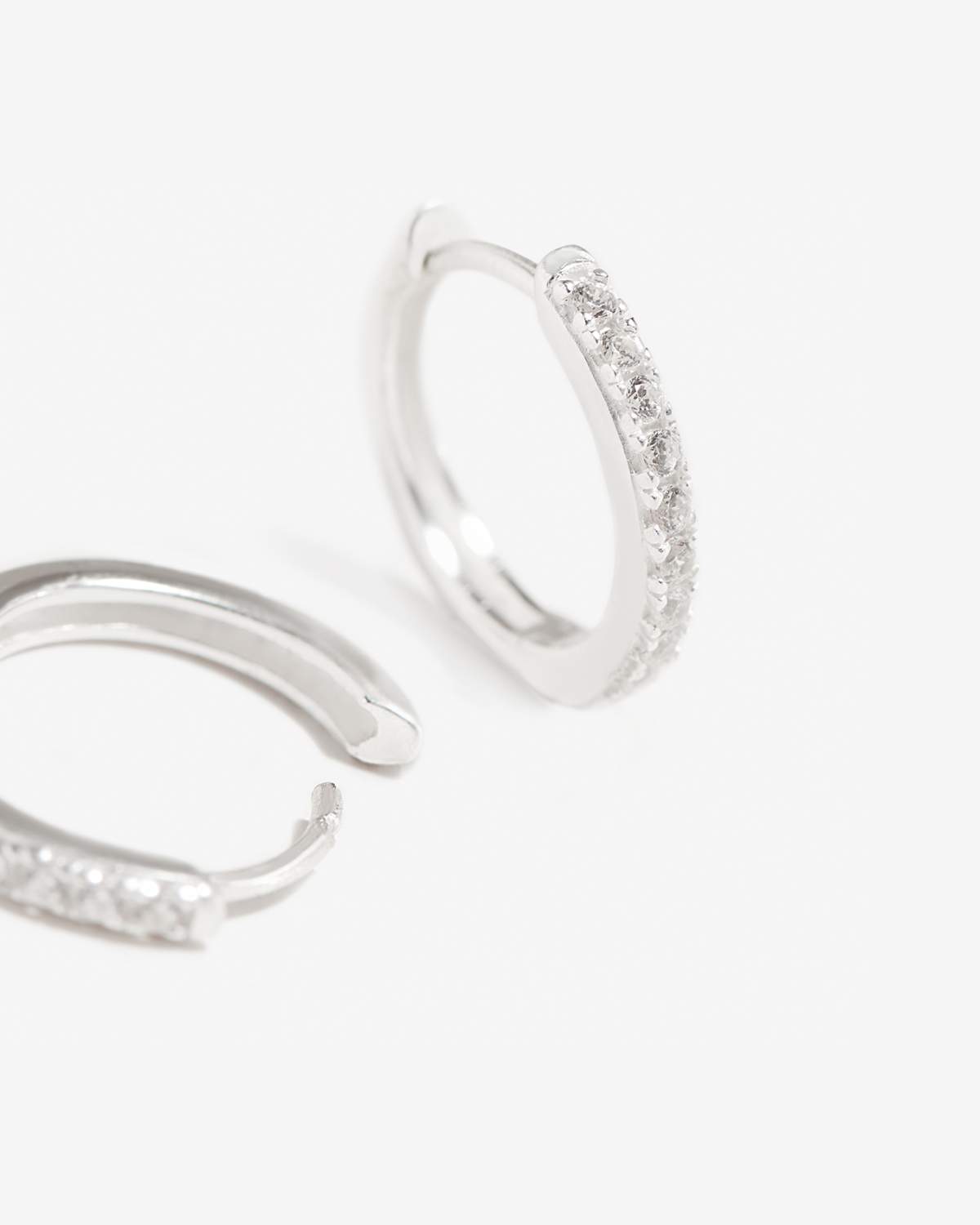 Manda - Winzige Pave Silber Huggies