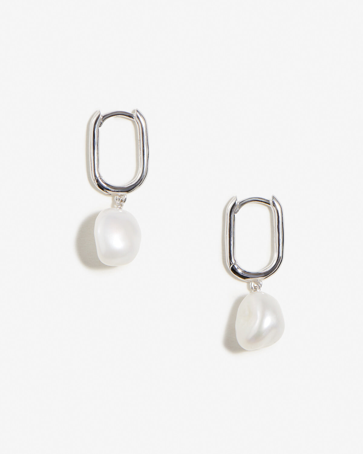 Esme - Silberne rechteckige Creolen Perlenohrringe