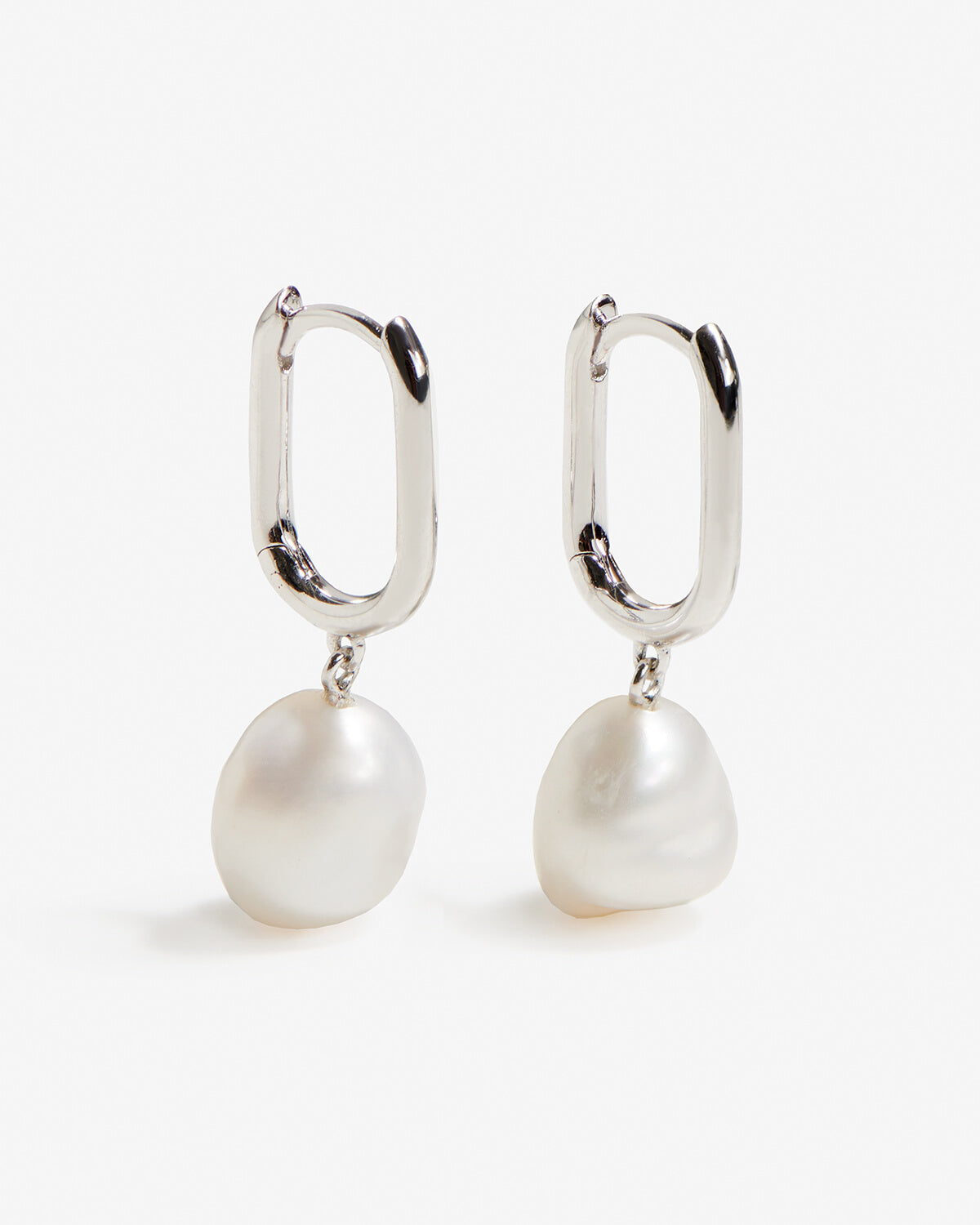 Esme - Silberne rechteckige Creolen Perlenohrringe