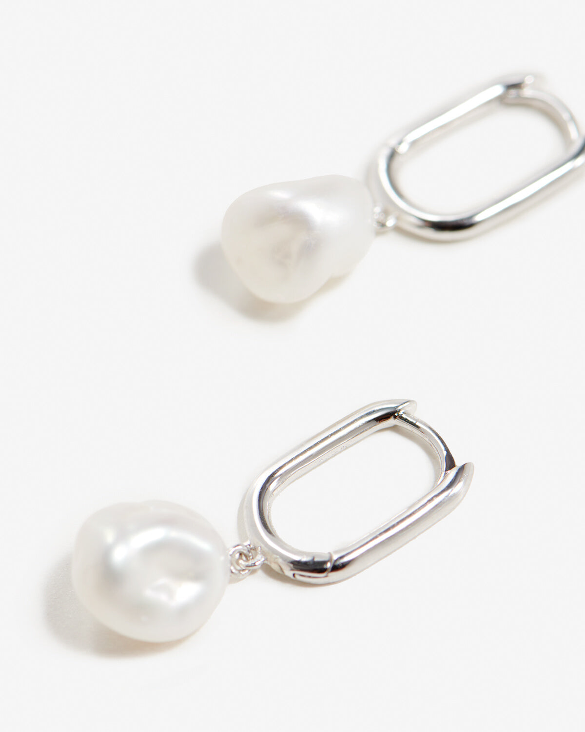 Esme - Silberne rechteckige Creolen Perlenohrringe