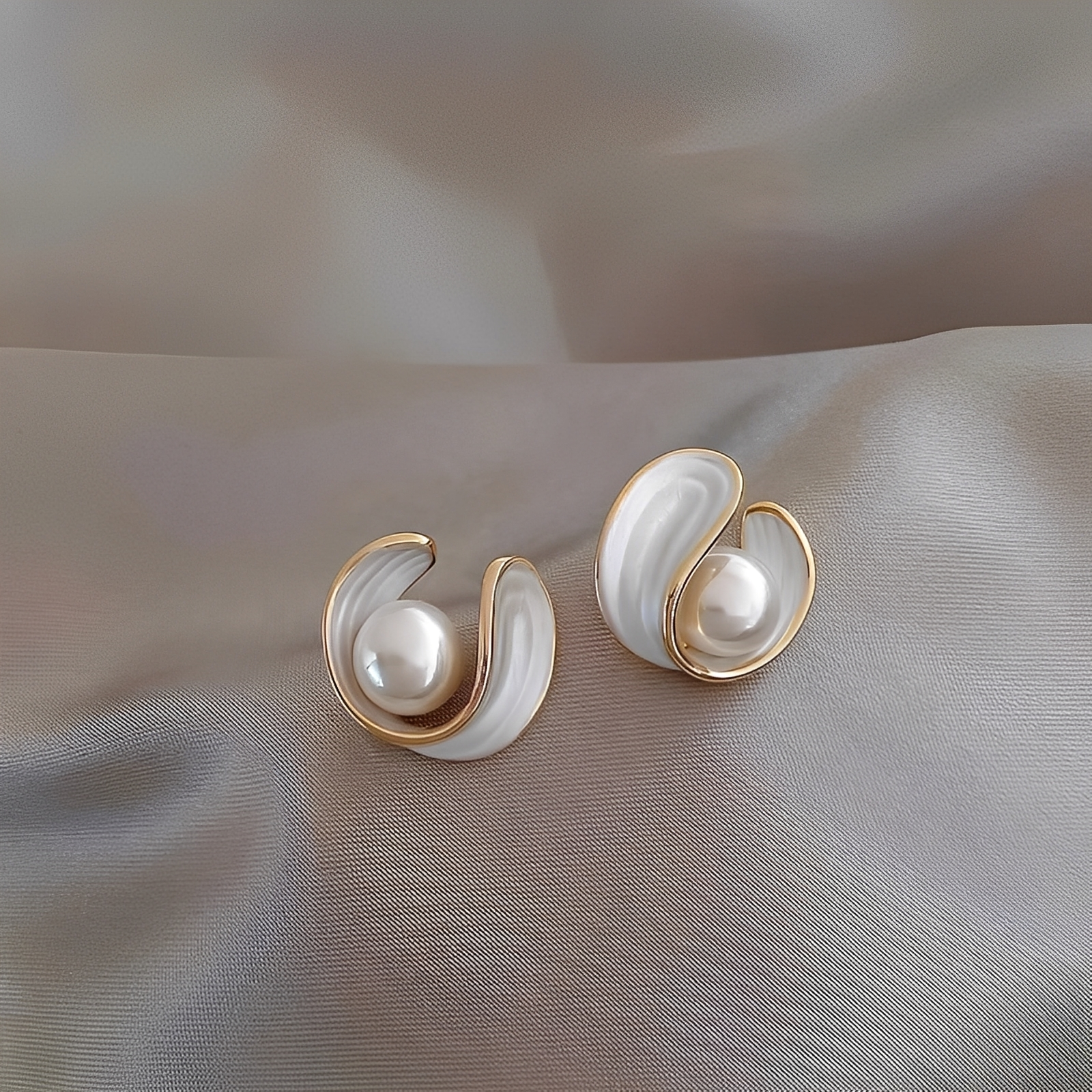 Maku – Ohrringe aus Weißem Opal und Goldenen Perlen