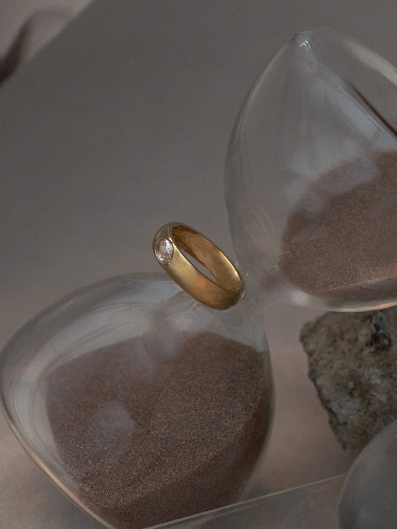 Goldring mit Smaragd-besetztem Edelstein