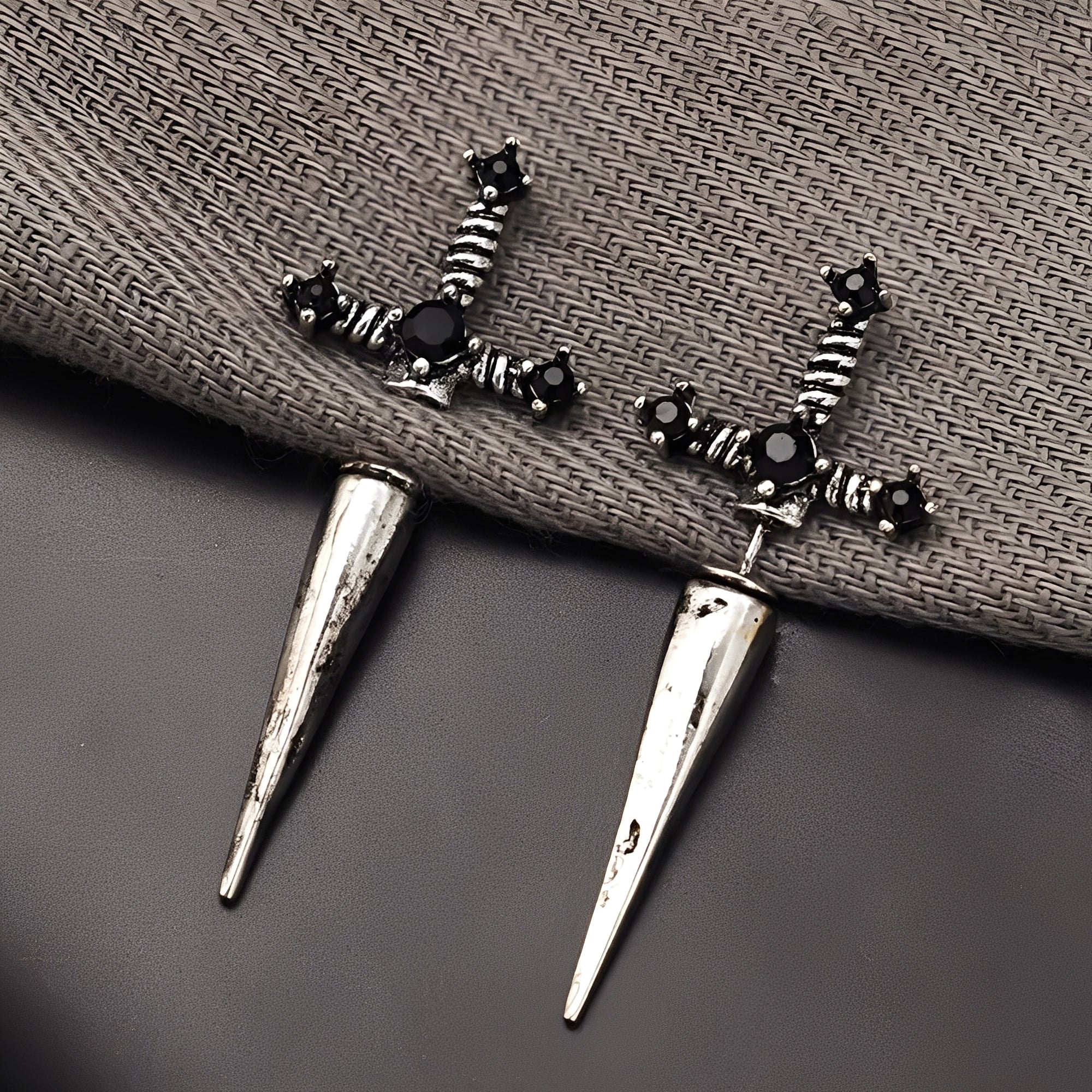 Lionore – Gothische Schwert-Ohrringe