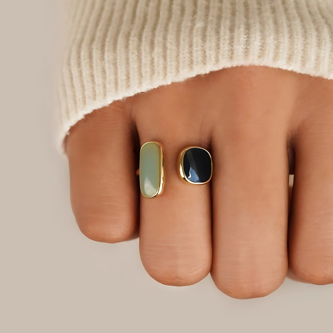 Olympe – Offene Retro-Ring in Gold mit Emaille-Effekt