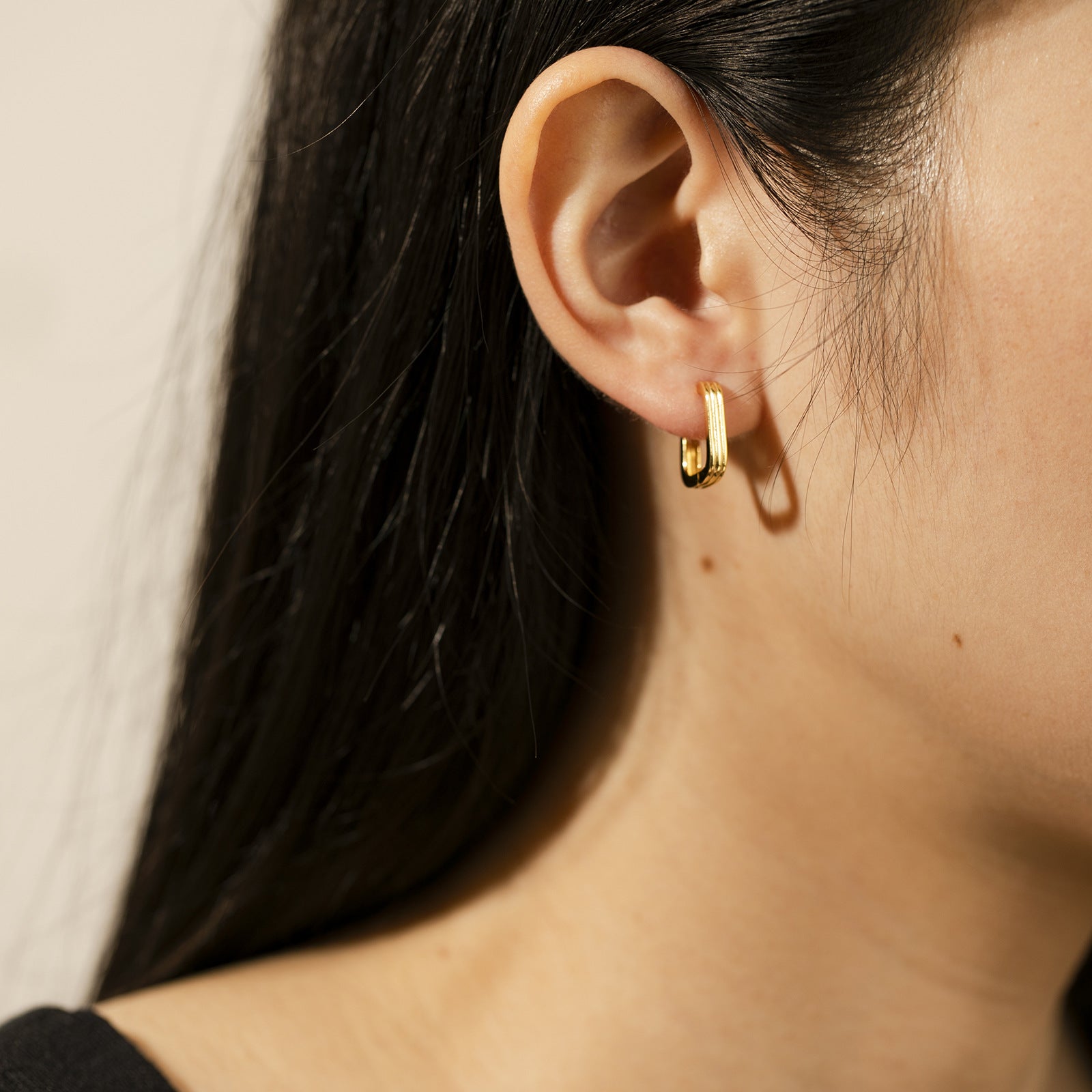 Gerippte, rechteckige Gliederohrringe - Minimalistische Huggie-Ohrringe