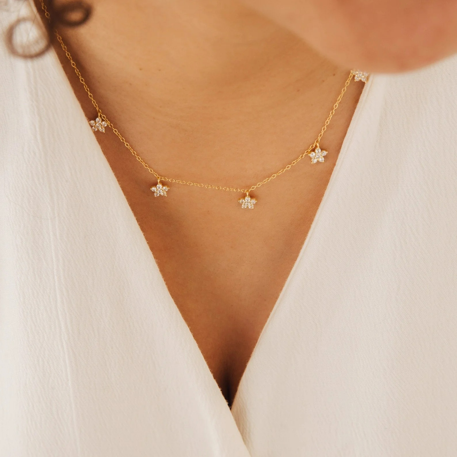 Zierliche Diamant-Blumen-Halskette