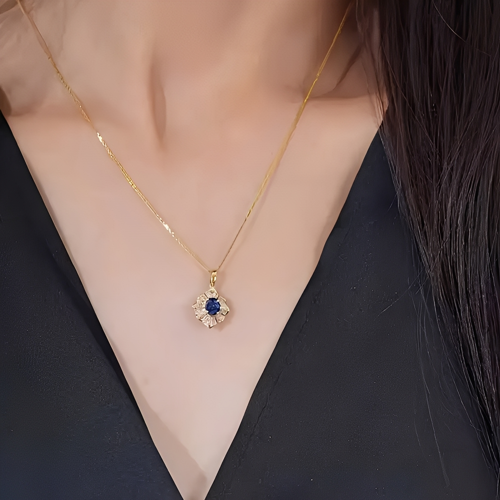 Kavella – Goldene Noctazure Elegante Halskette