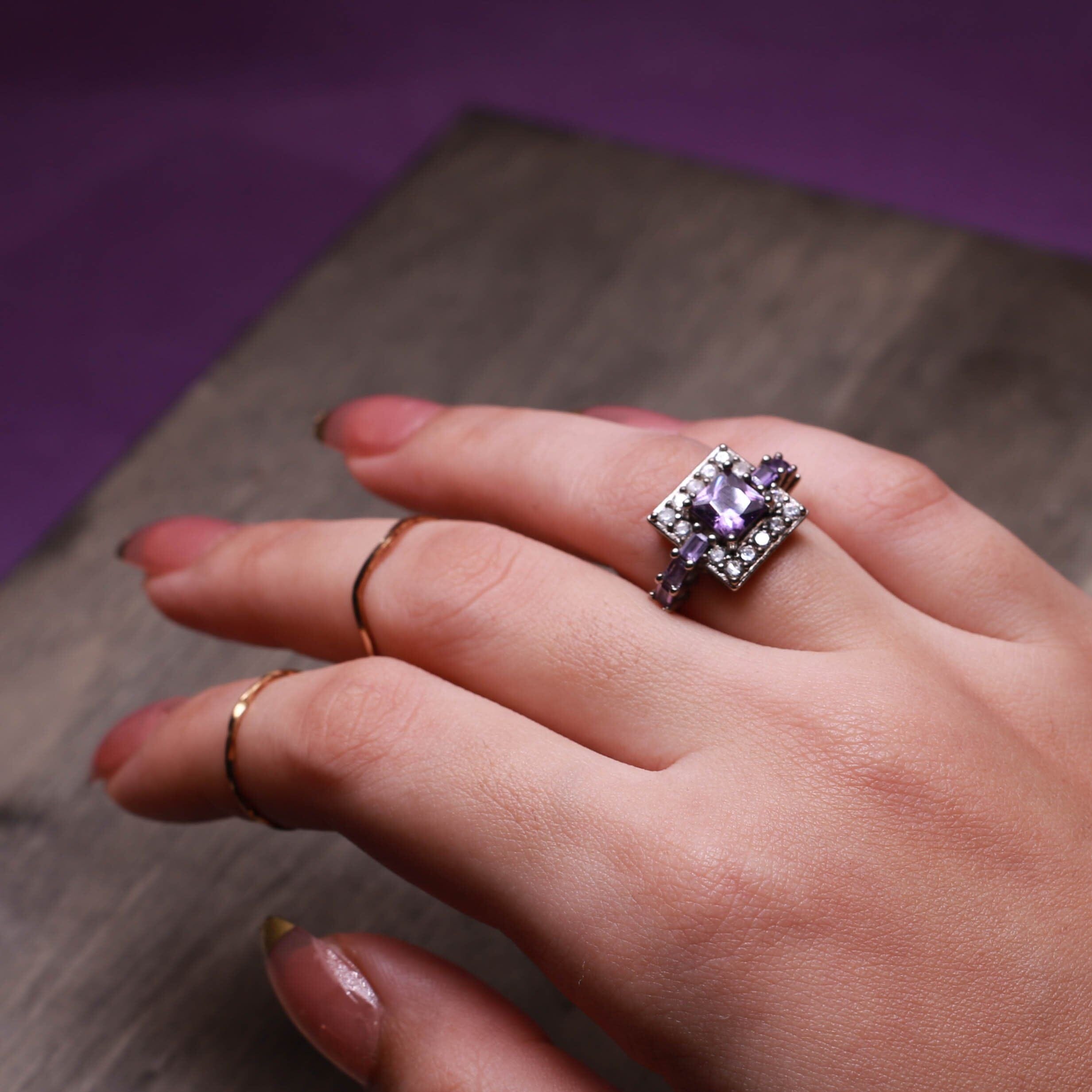 Lyra – Quadratischer Ring aus Amethyst Kristall