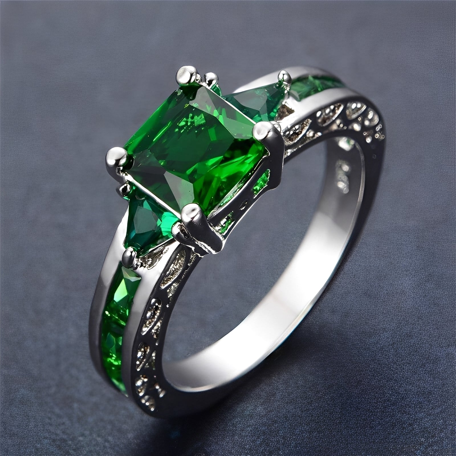 Manon – Feiner Ring Weiß Gold Emerald