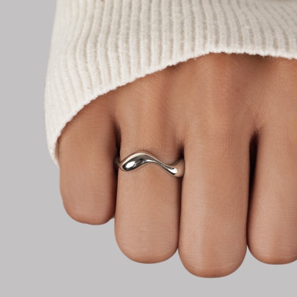 Ondine – Minimalistischer Gewellter Ring