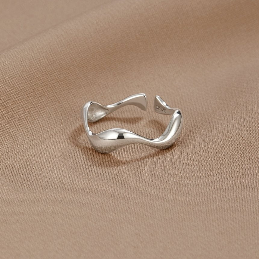 Ondine – Minimalistischer Gewellter Ring