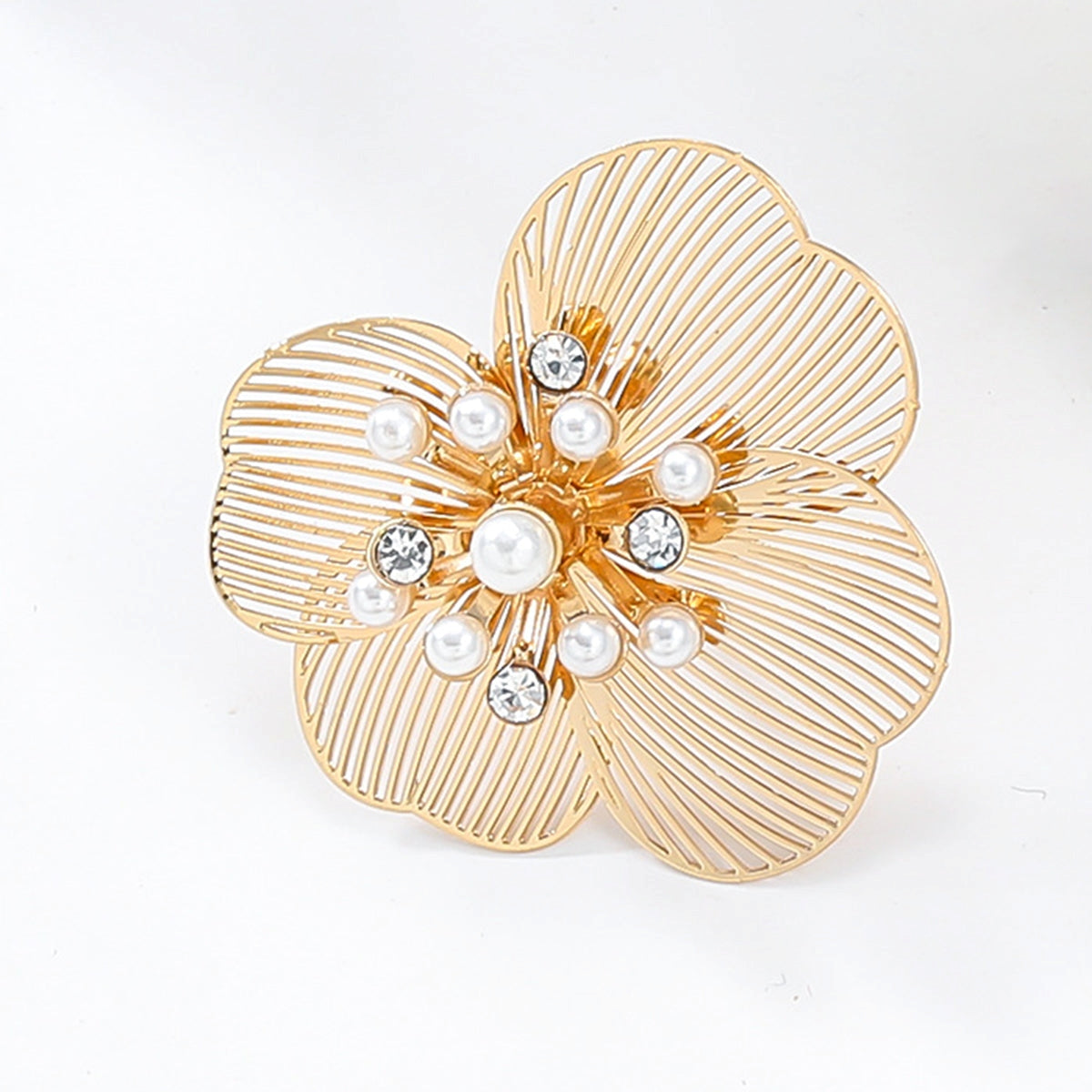 Jane – Ohrringe mit Gravierten Blumen und Perle