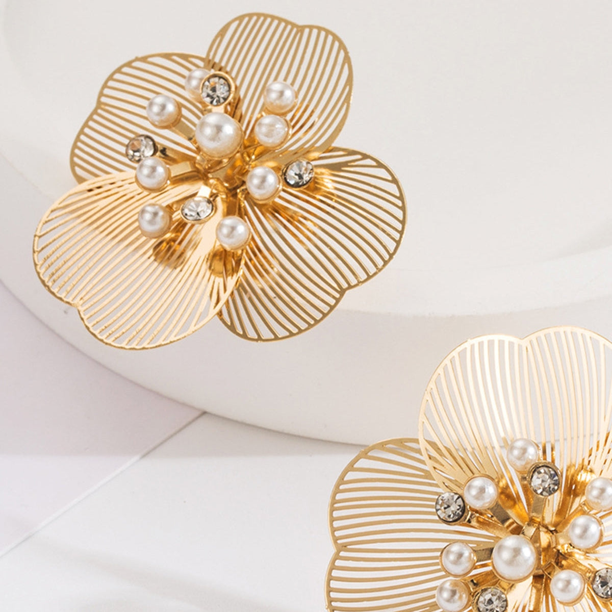 Jane – Ohrringe mit Gravierten Blumen und Perle