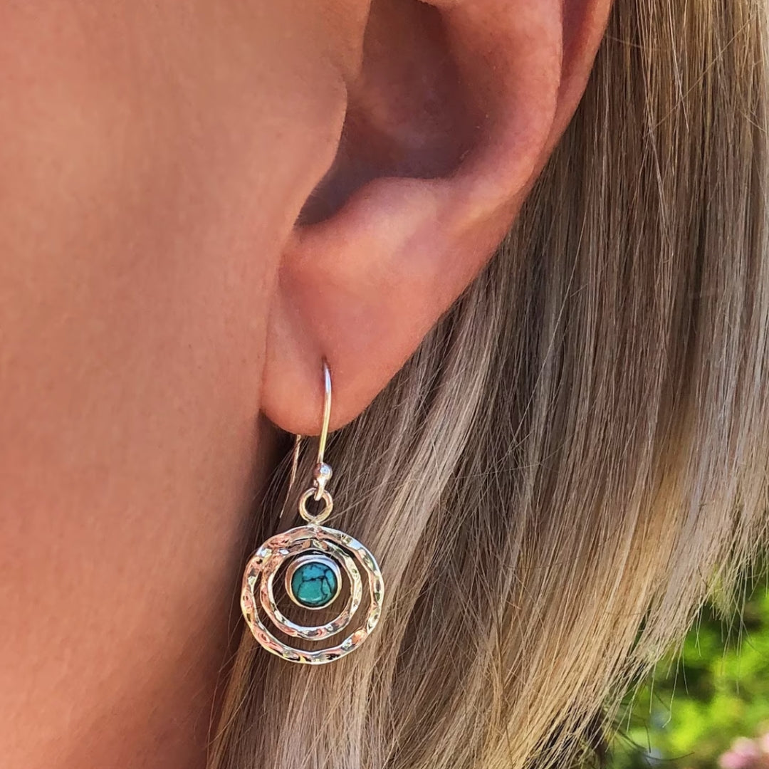 Astrid – Ohrringe Boho Saturn mit Türkis in Silber und Gold