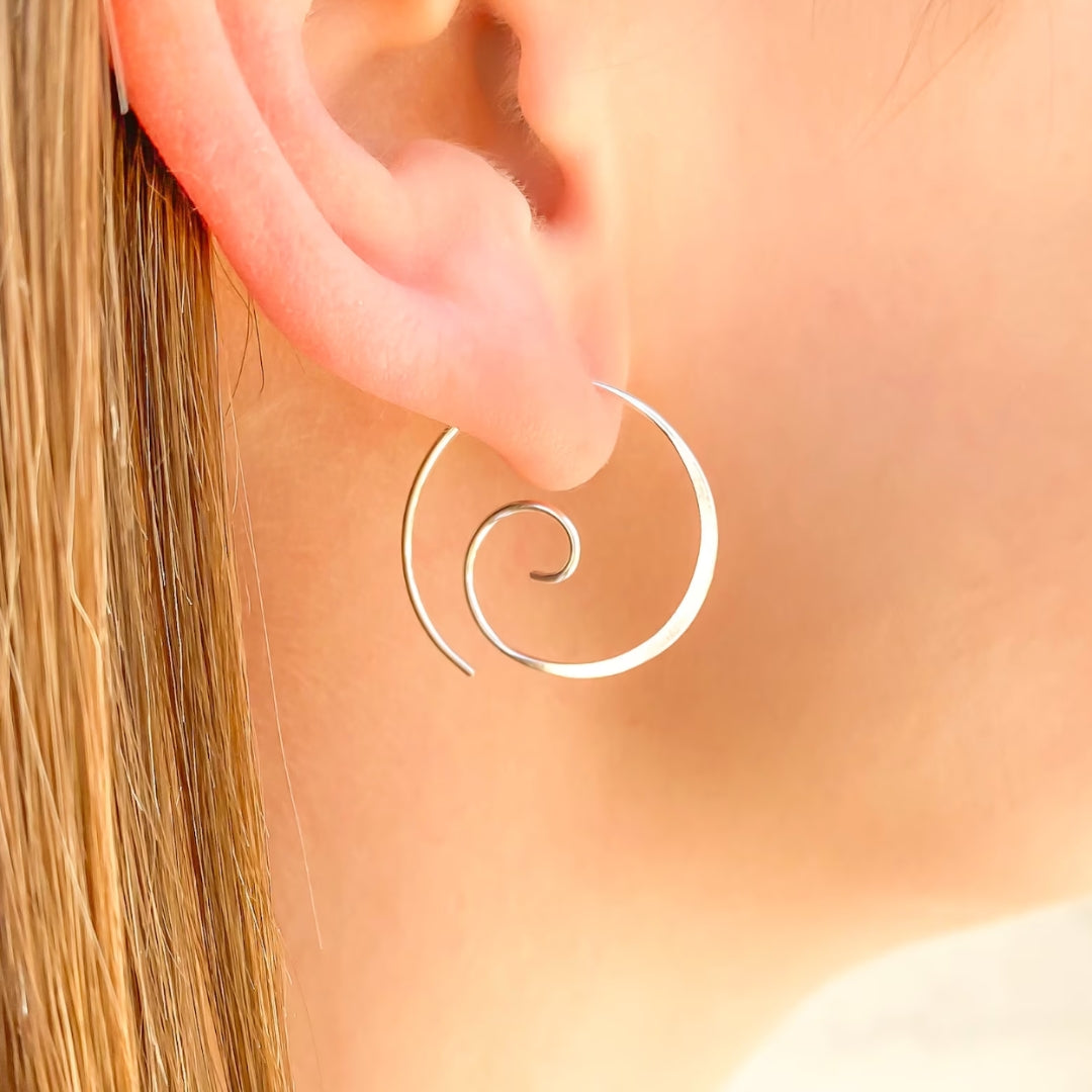 Yara – Boho-Spiral-Ohrringe in Silber