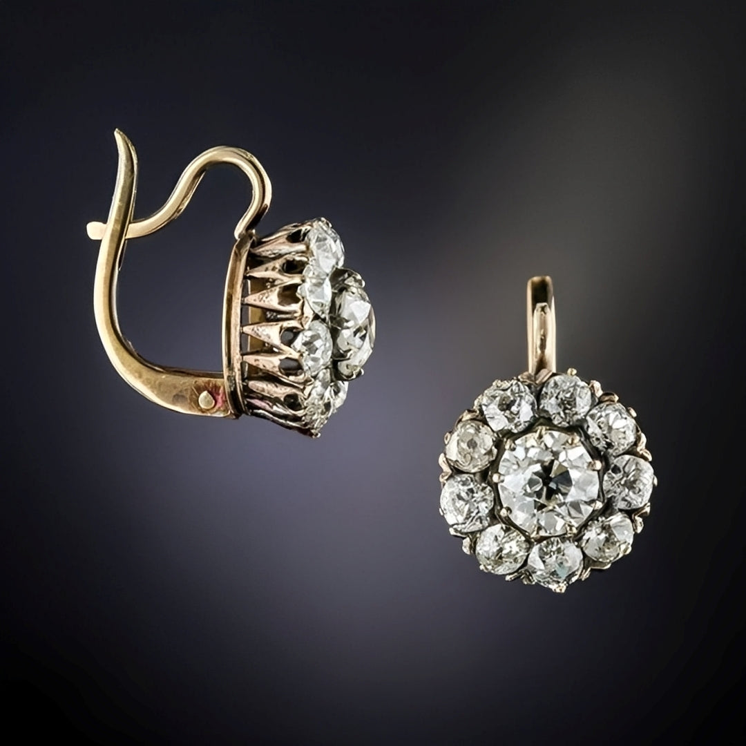 Clara – Retro-Ohrringe aus Gold und eingefassten Steinen