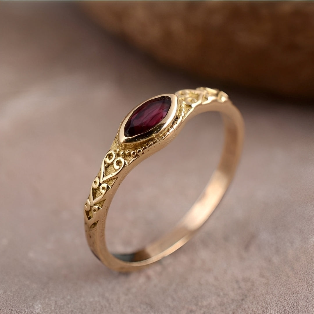Olga – Ring aus Gold mit rotem Retro-Stein