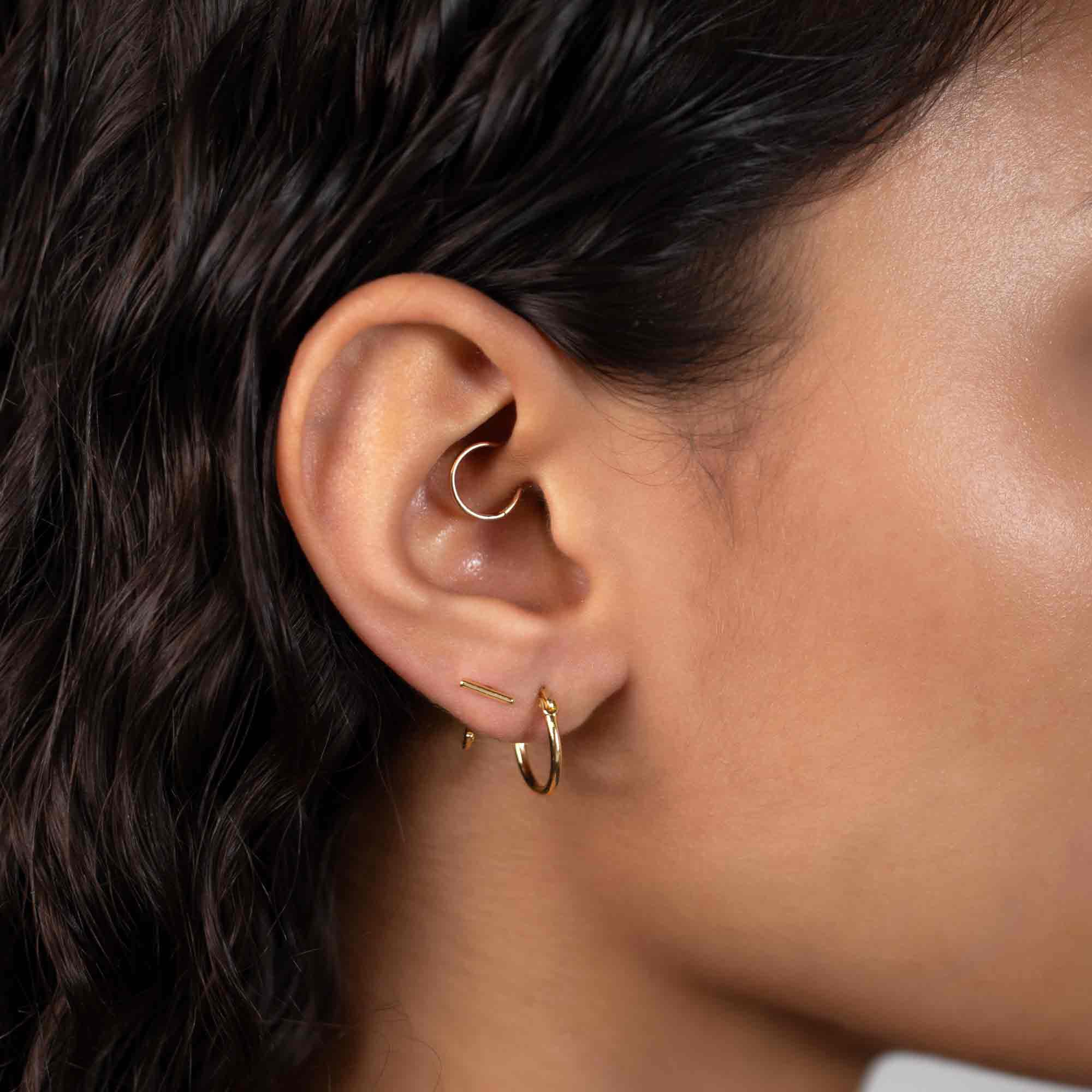 Rima - Bar Huggie Ohrringe