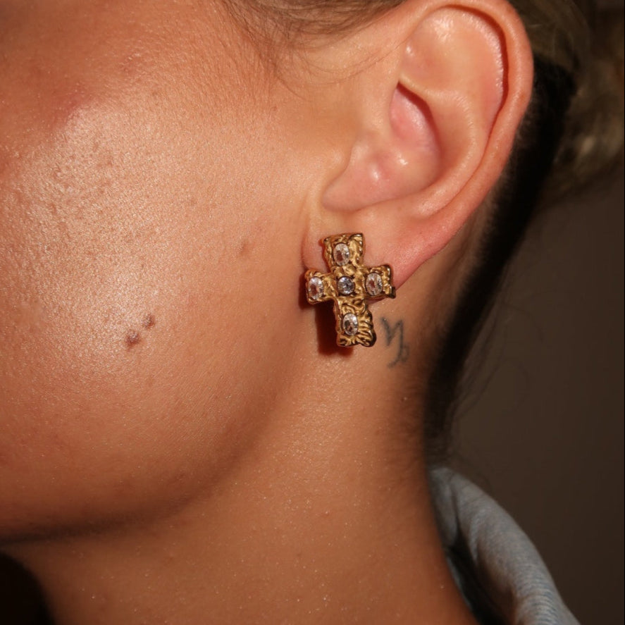 Saki – Kreolen Kreuz Geschmolzener Stein Elegant