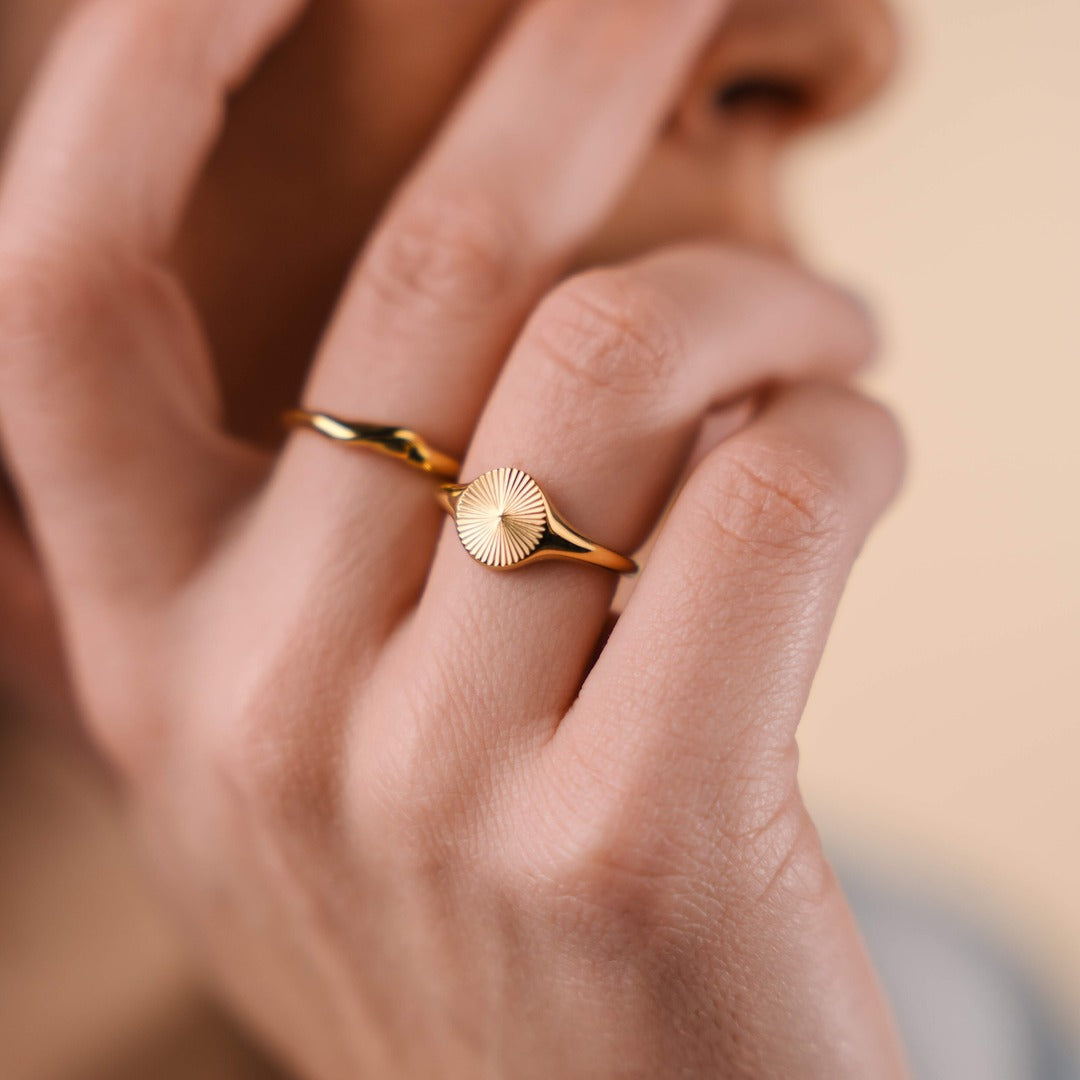 Amane – Siegelring Sonne Gold 18K