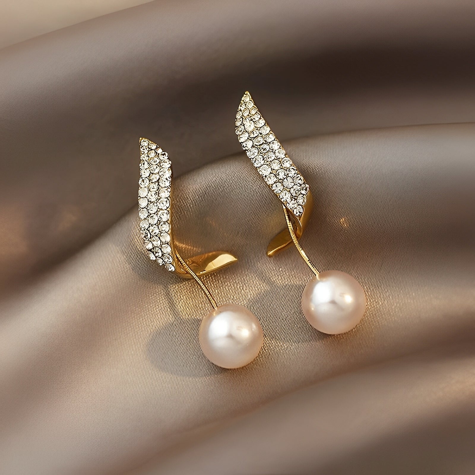 Melina – Goldene Ohrringe mit Perlen