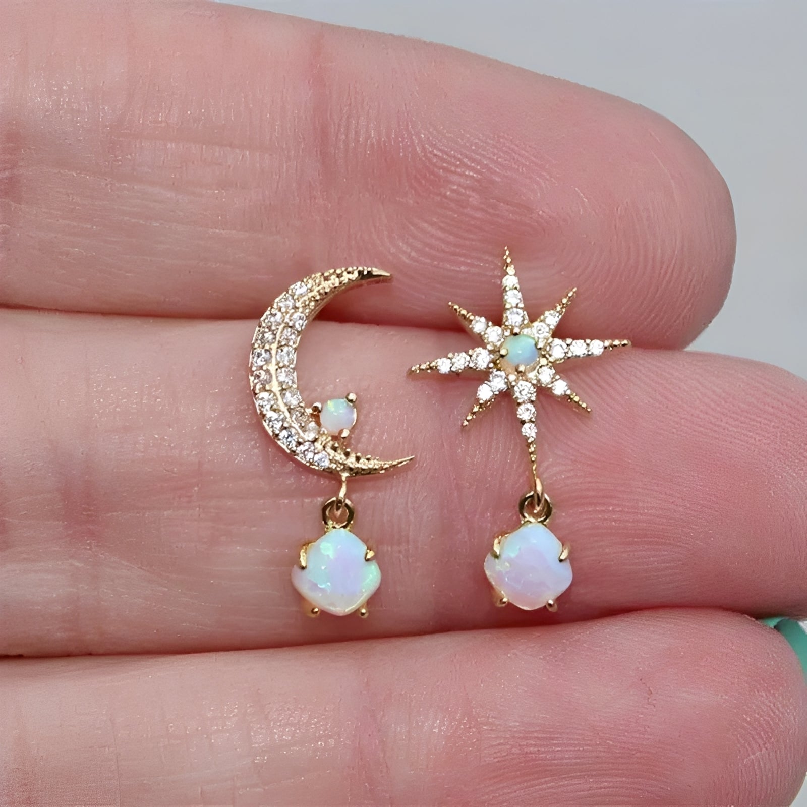 Astra – Goldene Ohrringe Mond & Stern in Opal