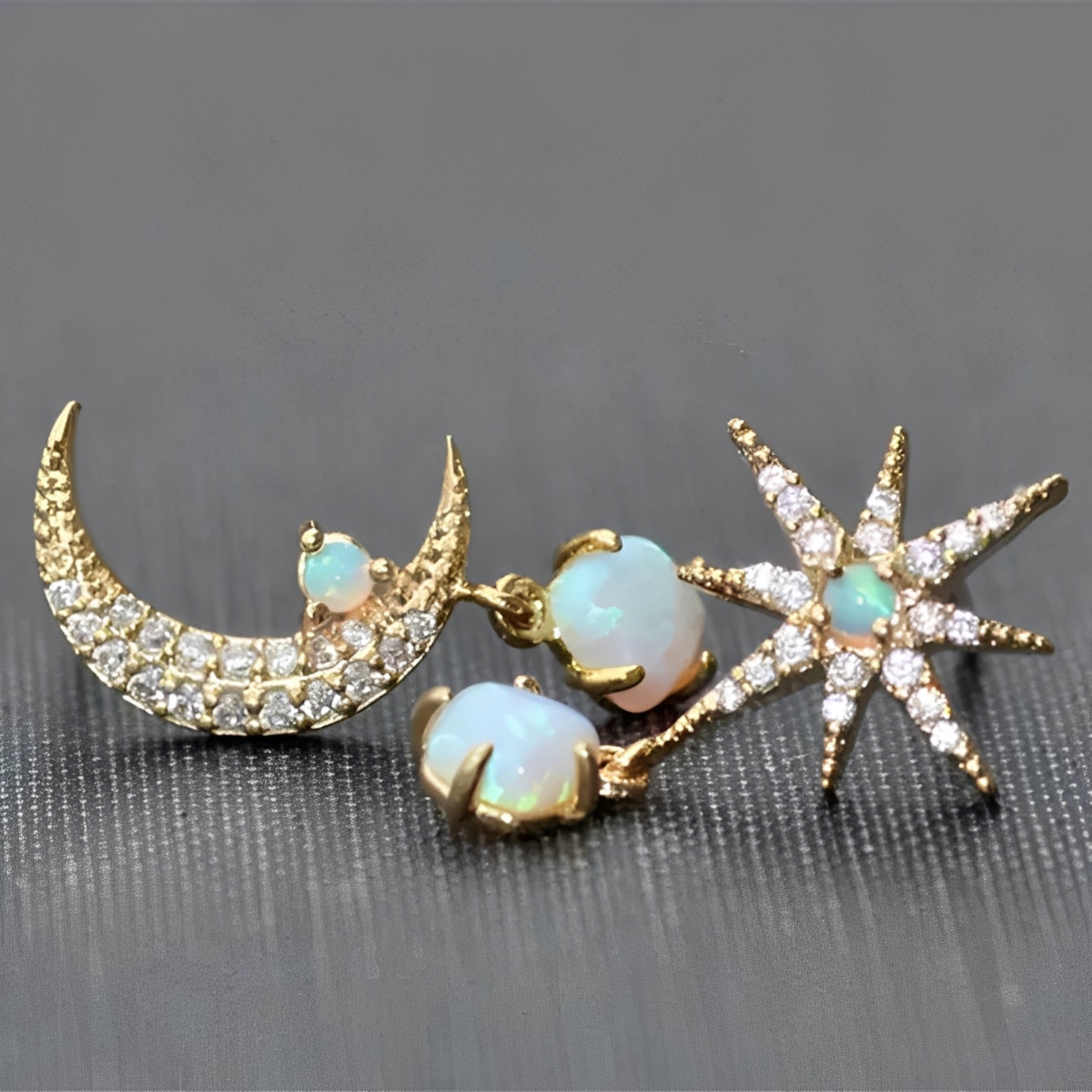 Astra – Goldene Ohrringe Mond & Stern in Opal
