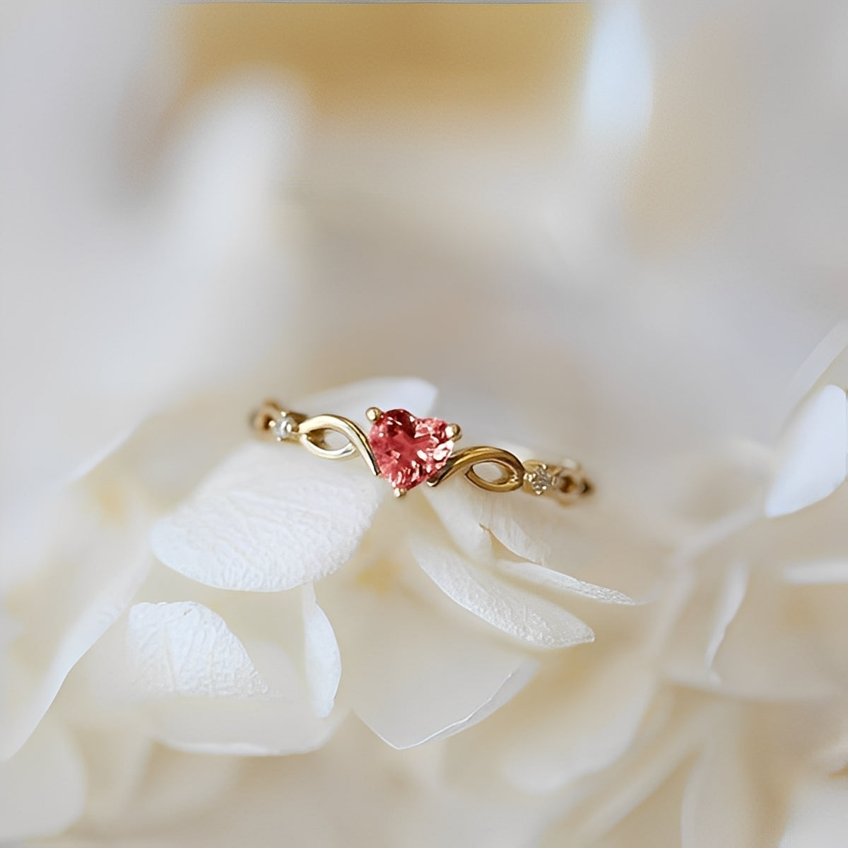 Yllara – Einfacher Ring mit Herz eingebettet Silber & Gold