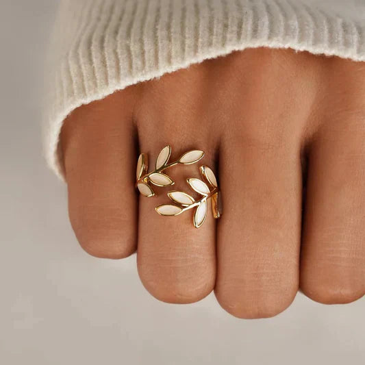 Sylvie – Offener Ring aus Silber und Weißer Opal