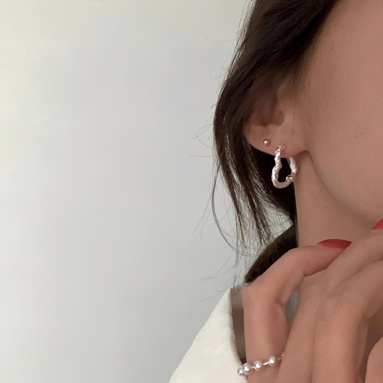 Elena – Herzförmige Ohrringe mit feiner Stiftstruktur