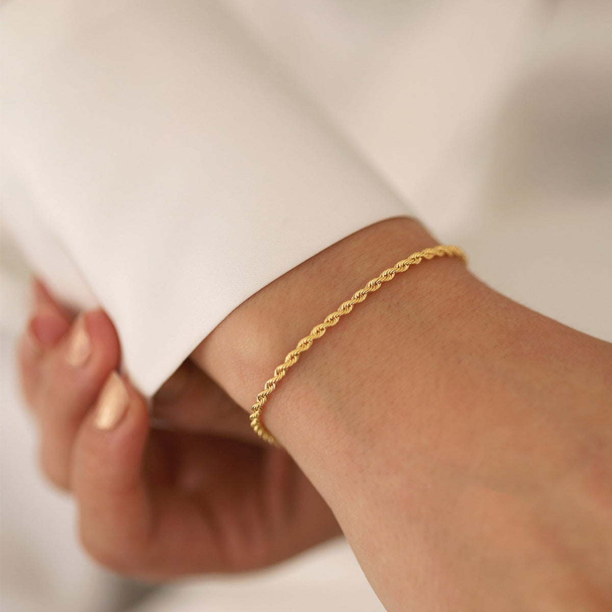 Emiko – Raffiniertes Kettenseilarmband aus vergoldetem Stahl