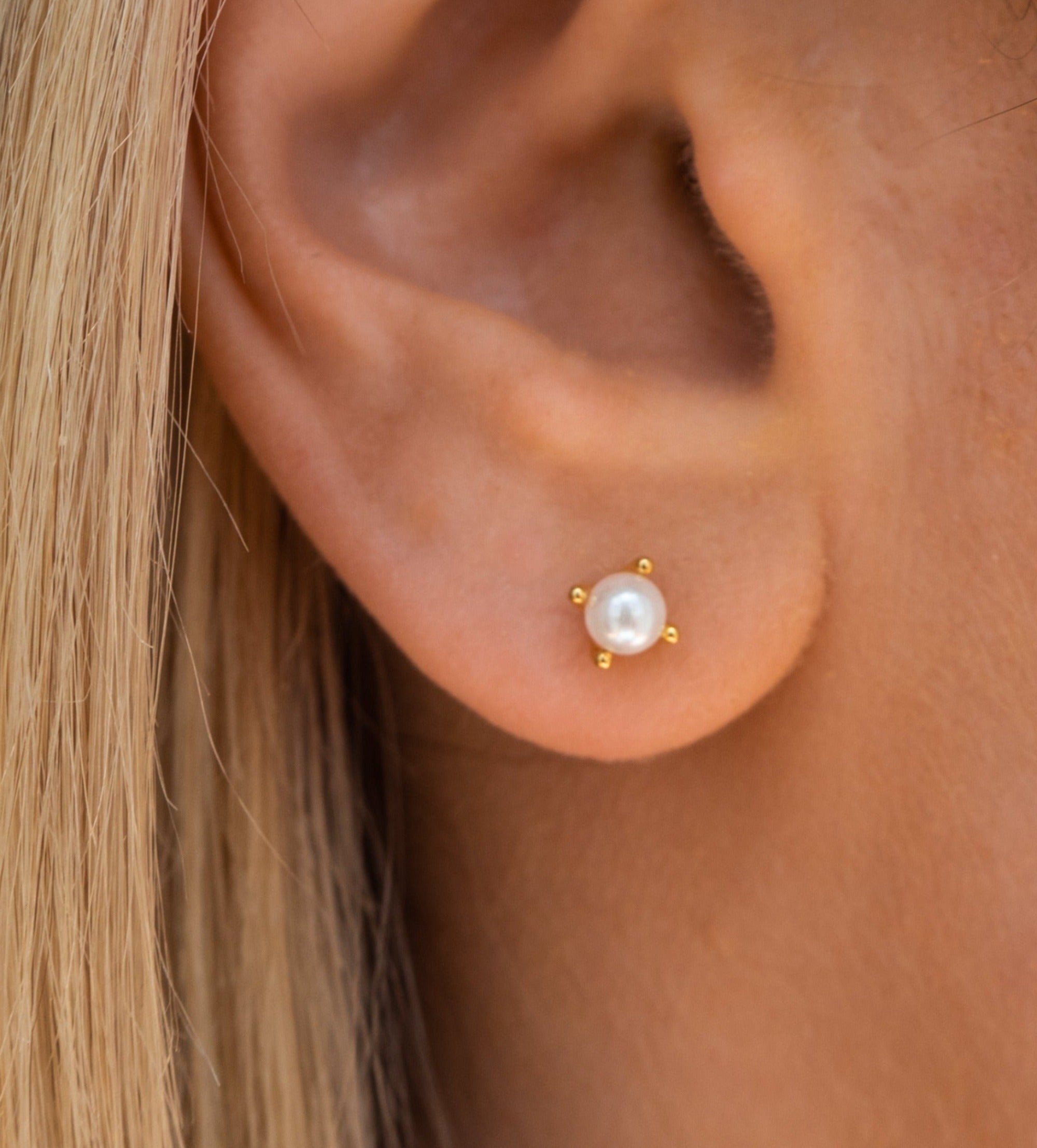 Jessi - Goldene Perlenohrstecker