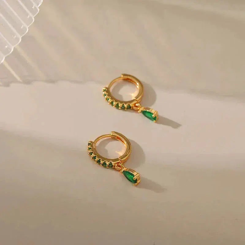 Amara – Goldene Ohrringe mit Emerald und Zirkonia