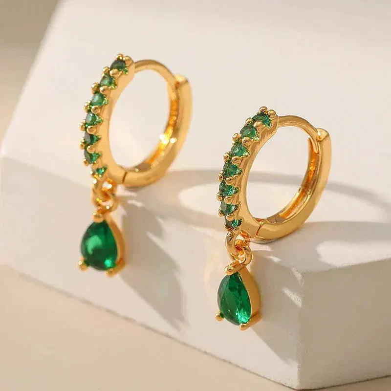Amara – Goldene Ohrringe mit Emerald und Zirkonia