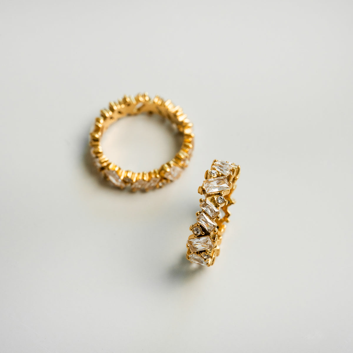 Lily – Vergoldeter Ring mit Baguette-CZ-Steinen