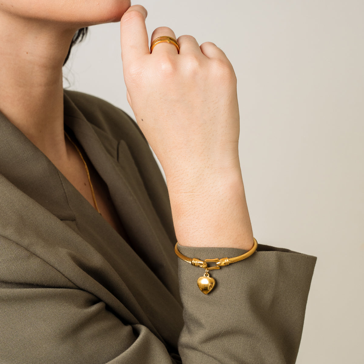 Sophie – Armband mit einem herzförmigen goldenen Anhänger