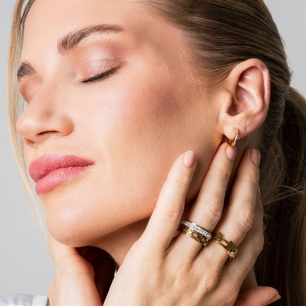 Arielle – Creolen Ornamentiert mit Steinen