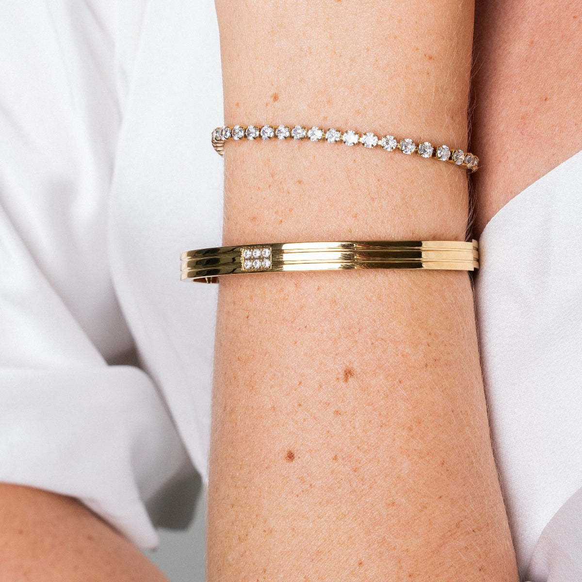 Charry – Armband Ornamentiert mit Skulptiertem Stein