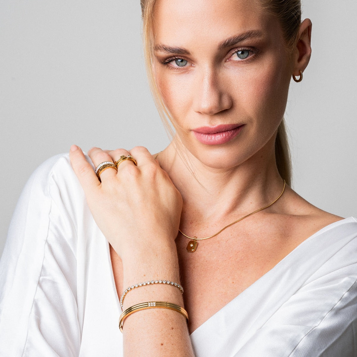 Charry – Armband Ornamentiert mit Skulptiertem Stein