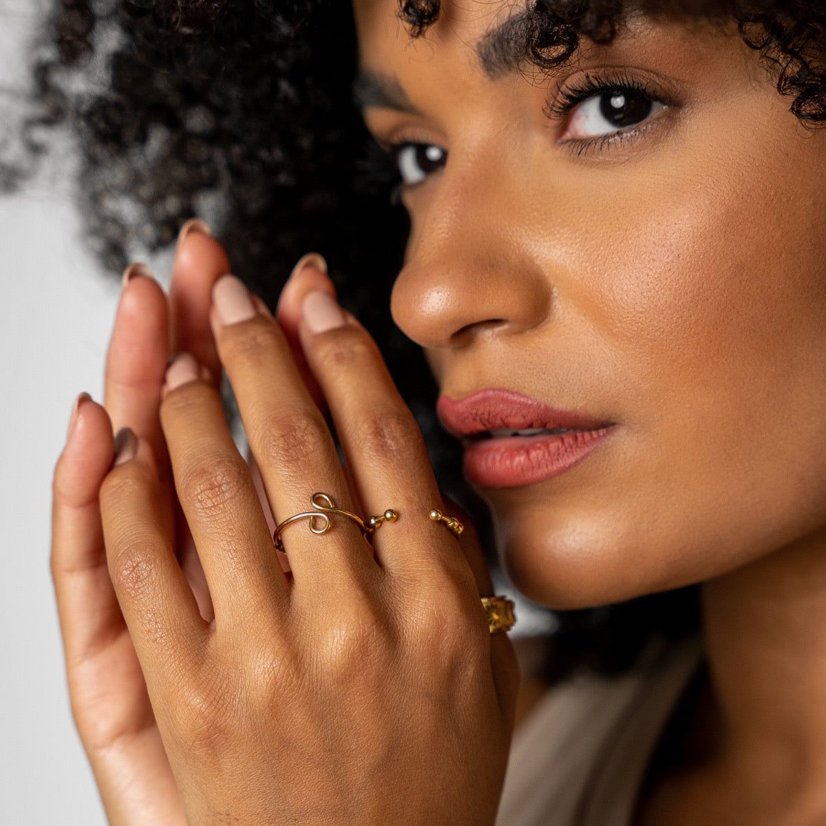Neri – Einstellbarer Anti-Stress-Ring mit Perlen