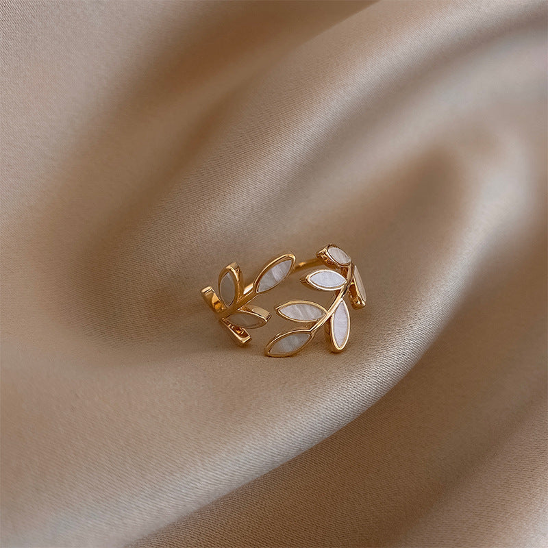 Sylvie – Offener Ring aus Silber und Weißer Opal
