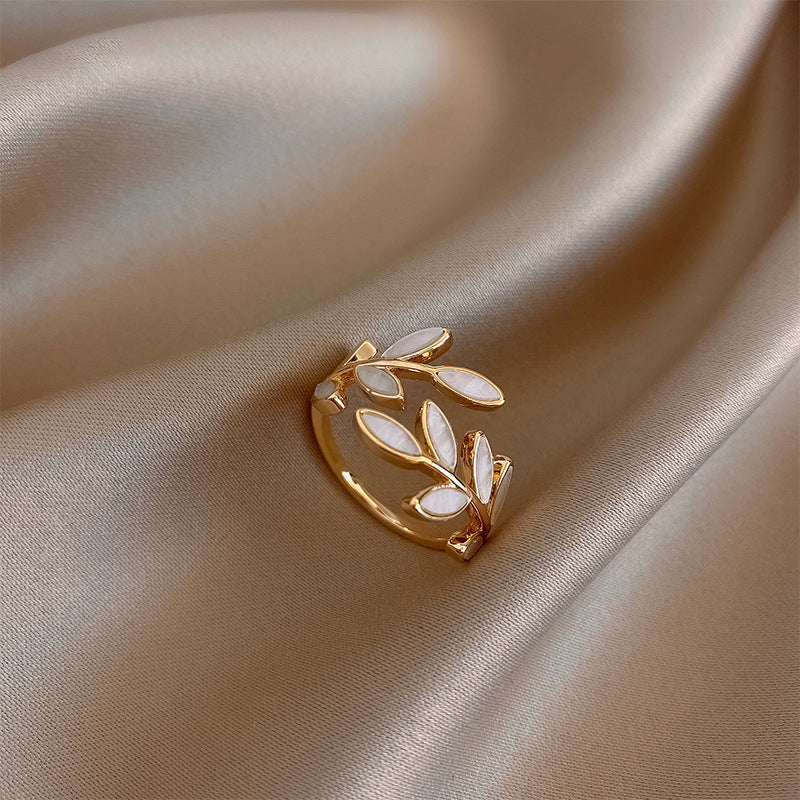 Auriane – Goldener Ring Blatt & Weißer Opal