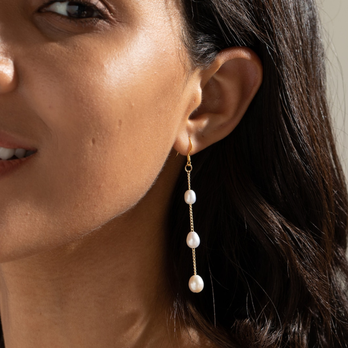 Mehrere Perlentropfen - baumelnde Ohrringe