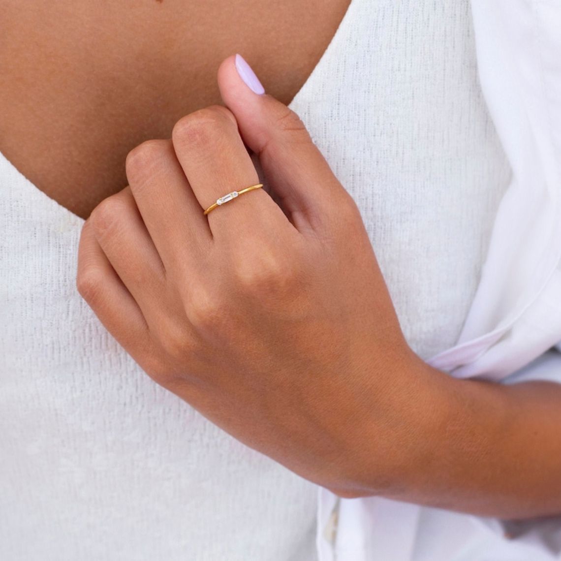 Tiny Baguette - Zierlicher runder CZ Ring