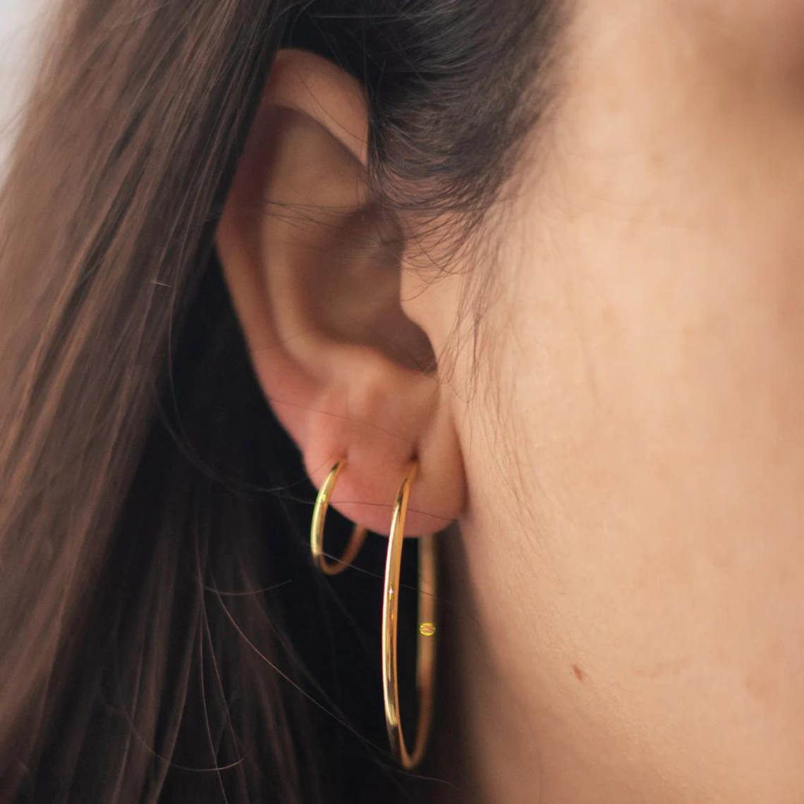 Leichte Creolen - Gold- und Silber-Ohrringe (4er-Set)