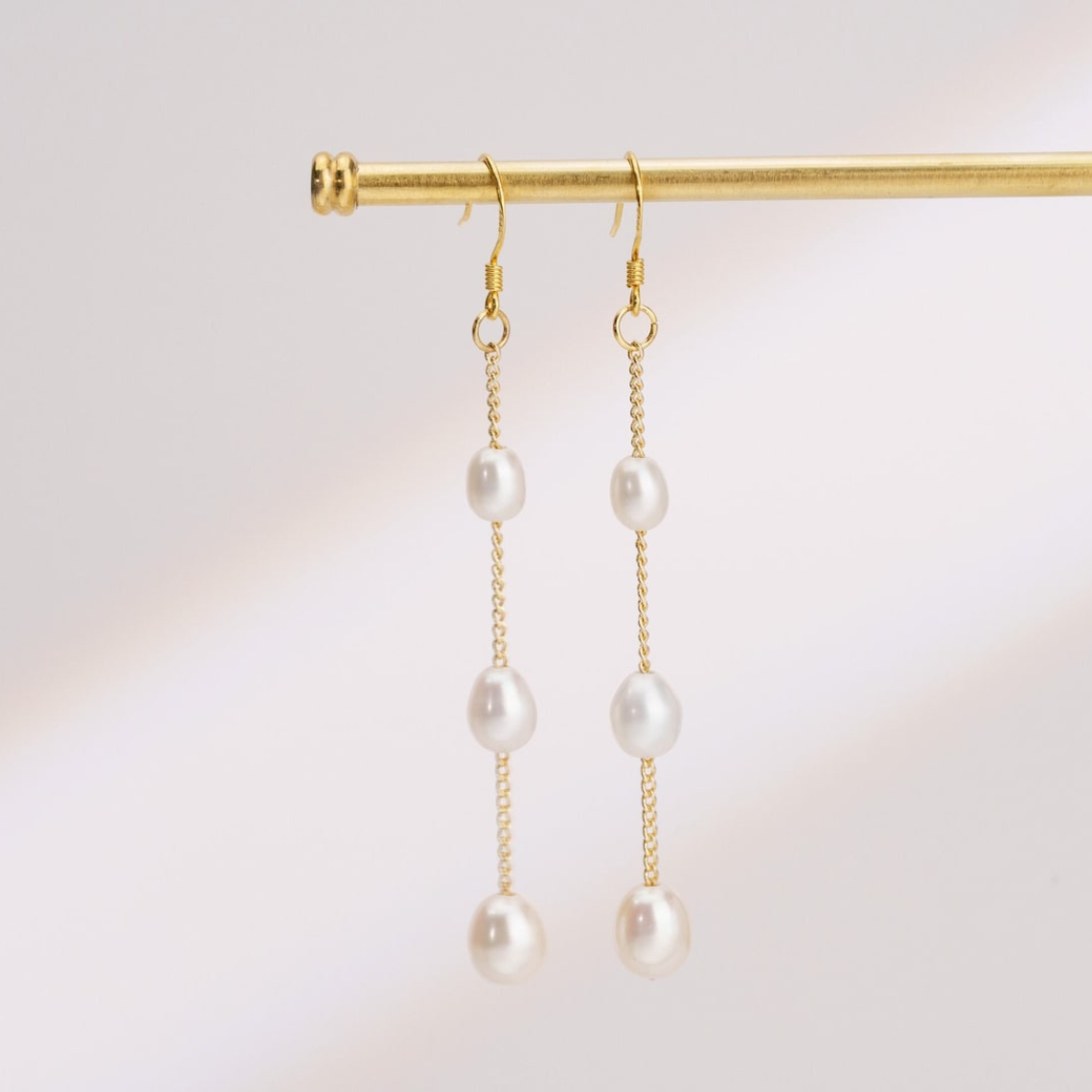 Mehrere Perlentropfen - baumelnde Ohrringe