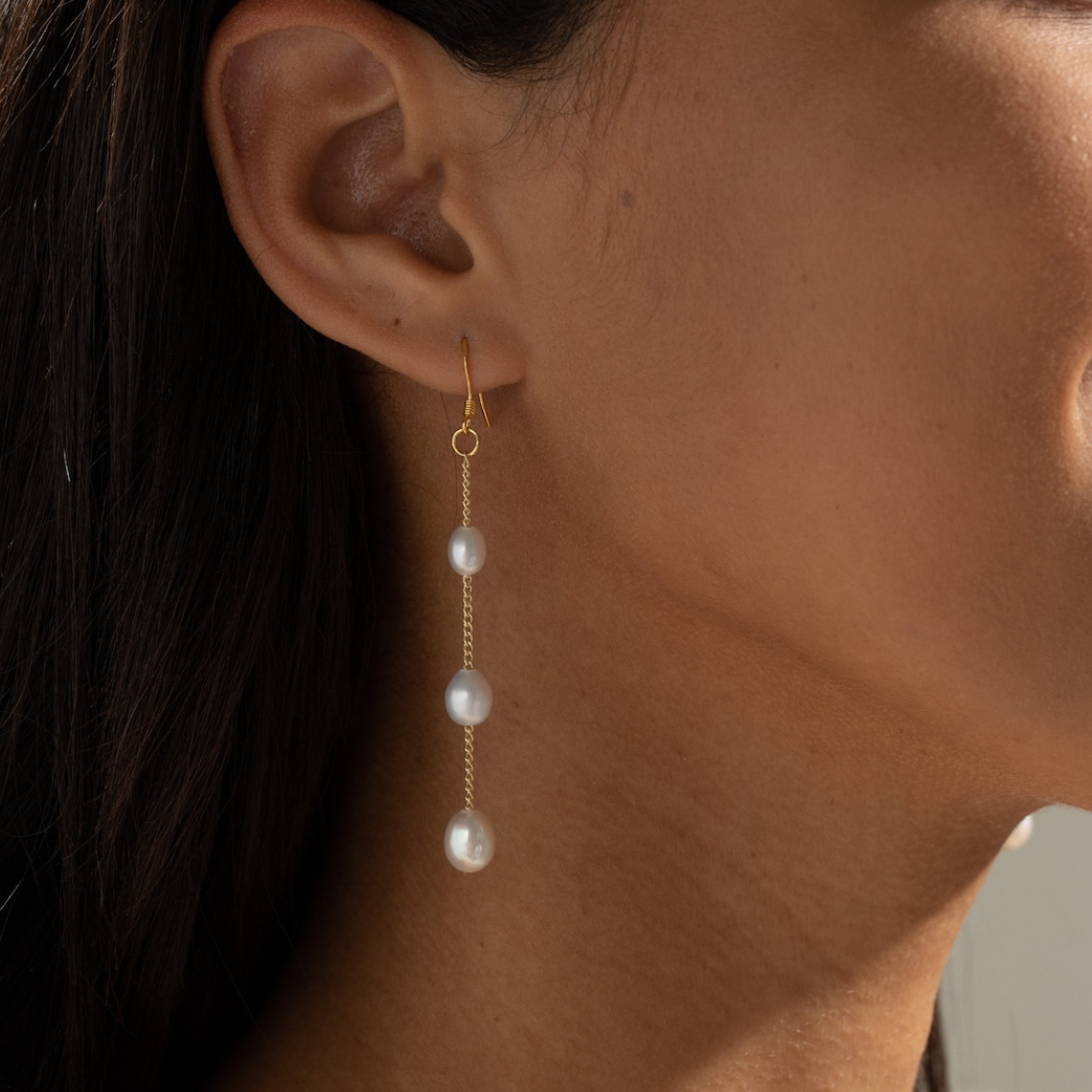 Mehrere Perlentropfen - baumelnde Ohrringe