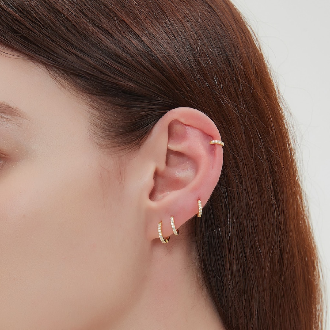 Minimalistisches CZ-Reifen-Set - Huggie Hoop-Ohrringe